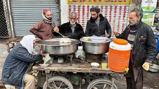 HARDWORKING MAN SELLING FOOD AT ROADSIDE | CHEAPEST BREAKFAST IN LAHORE PAKISTAN