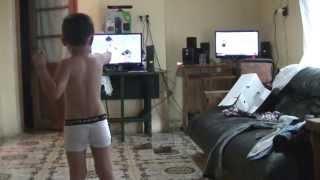 Ciro jugando al Dragon Ball con KINECT