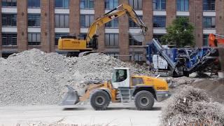 CAT 349E beschickt Kleemann Brechanlage zusammen mit Liebherr L566