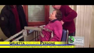 sollevatore per disabili gruetta solleva persone in camera con staffa fissa al muro