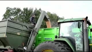 Перегрузочный бункер накопитель ПБН 20 , трактор с прицепом отгружает зерно | Перенавантажувач зерна