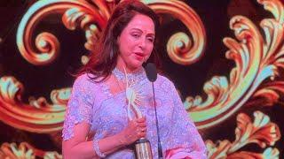 IIFA Film Awards 2024 Finals Hema Malini being emotional with Shah Rukh Khan while receiving awards