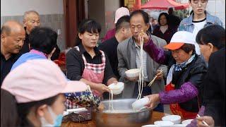 陕西农村结婚吃大锅臊子面太香了，一口面一勺汤十几个美女忙不停