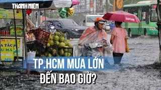 TP.HCM mưa lớn xối xả giữa trưa: Đường ngập, người dân "vật lộn" giữa biển nước