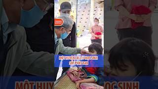 Một huyện có 215 học sinh sốt phát ban