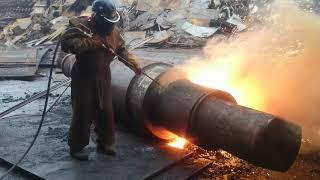 резка металла кислородным копьём. Metal cutting with an oxygen lance.