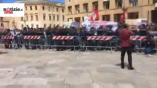 Lecce contro  Matteo Salvini "Fascisti carogne tornate nelle fogne" | Notizie.it