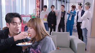 CEO becomes considerate boyfriend and feeds to Cinderella,teammates are shocked