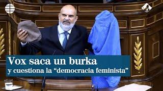 Un diputado de Vox saca un burka en el Congreso para cuestionar la "democracia feminista"