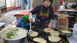 Amazingly cheap! Famous $0.3 grandmother chives pancake / Korean street food