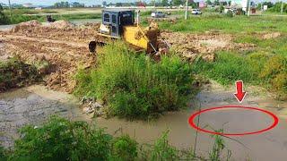 Perfectly Strong Dozer KOMATSU D60P Pushing Mud & processing fill land by dump truck 5ton