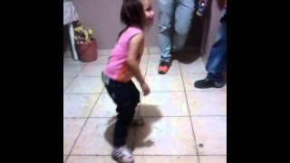 Menina dancando