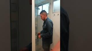 DIVISIONES DE BAÑO EN VIDRIO TEMPLADO EN BOGOTA SISTEMA PLEGABLE-INGEVIDRIOS