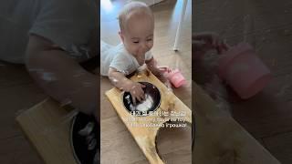 강아지 밥그릇으로 노는 9개월 아기 | 9-month-old baby plays with dog bowl | малюк грається із собачою мискою