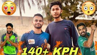 Ye Bowlers Tapeball Mein 140+ Kph Ki Speed Se Ball Karwatey Hn 