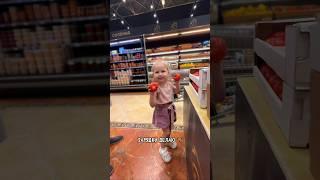 Ева выбирает продукты для роллов