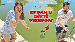 KEDİLERİ ARARKEN TELEFON KURBAĞALI HAVUZA DÜŞTÜ