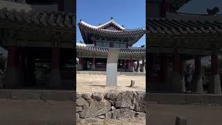 남한산성 수어장대와 멋진 소나무.Sueojangdae Command Post of Namhansanseong Fortress and Wonderful Pine Tree.