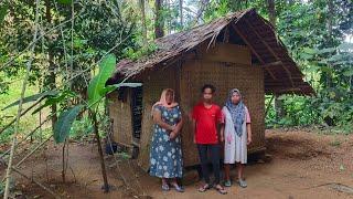 MEMPRIHATINKAN Satu Keluarga Tinggal Di Gubuk Derita Tengah Hutan Di Pedesaan Jawa Barat