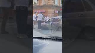 В Пензе на пересечении улиц Бакунина и Володарского автомобиль частично провалился под асфальт.