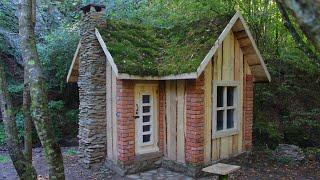 Bushcraft Lodge. House in the woods for Survival