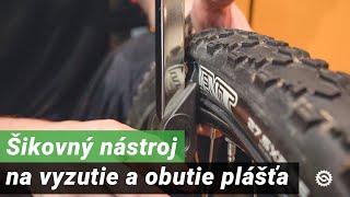 Šikovný nástroj na vyzutie a obutie plášťa