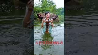 【村裏一枝雪妹妹】農村小美女河邊釣魚,過程中差點被魚拉下水,最後成功釣到大青魚#美食分享#農村生活 #shorts