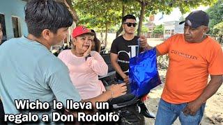 Wicho le lleva un regalo a Don Rodolfo por su cumpleaños|Sin imaginar que tocaría el tema  con Yassy