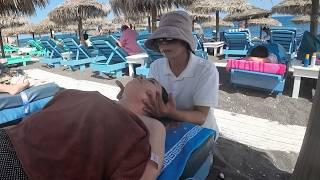 Relajante MASAJE DE CABEZA en la Playa Negra de Santorini