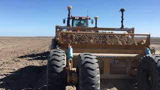 TOOMEY 4500C Scraper digging with teeth edges, how the dirt moves as it comes into the bowl.