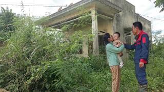 The deserted Single Mom gets help with an Abandoned House to live