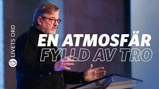 En atmosfär fylld av tro | Christian Åkerhielm