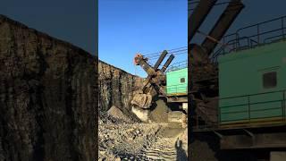 Mining electric shovel excavation operation - good tools and machinery improve work efficiency