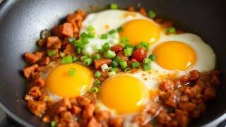 Kochen Sie Eier auf Kartoffeln und Tomaten und genießen Sie das Ergebnis  Sonntag Frühstück !