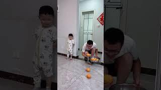 儿子拿橙子套路爸爸 为了玩手机太机智了 Baby Funny Cutebaby