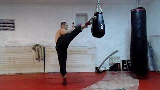 Легкий удар Маваши Гери(Mawashi Geri), ХайКик  после обманки. Растяжка ног. Супер удар  в  конце :)