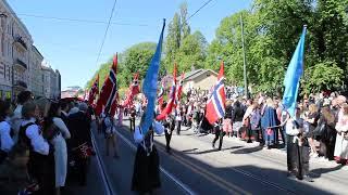 Норвегия Осло 17 мая день Независимости-праздничный парад в центре города национальные костюмы 6