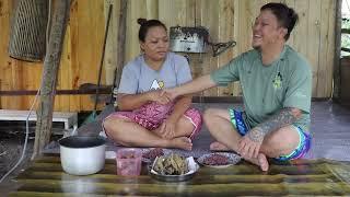 Goreng Ikan Sungai Yang Kecil-Kecil Untuk Sarapan Pagi Di Pondok…//