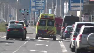 Ambulance 17-107 vol met versneller met spoed naar melding in Rotterdam