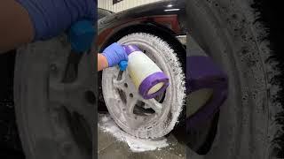 Cleaning Porsche wheel with Maniac Line Wheel And Tire Cleaner for safe and clean result!