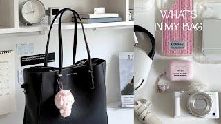 what’s in my bag? | daily essentials, aesthetic tech & cute accessories! ‧₊˚