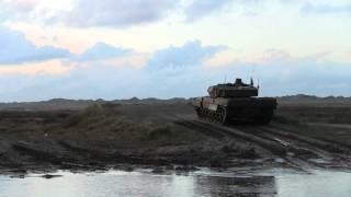 Leopard 2A5DK firing APFSDS-T practice round