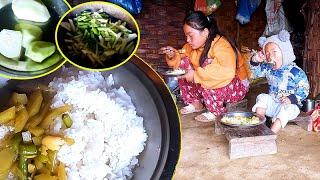 Jina Cooking Vegetable meal in Shelter II Green Chayote Curry & rice at lunch@Sanjipjina