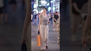 她的美不惊艳，却让人反复回看｜城市纪实　#文艺气质 #自然慢感