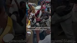 ഓവര്‍ടേക്കിംഗിനെ ചൊല്ലി കൂട്ടത്തല്ല് | Kollam Fight | Mathrubhuminews