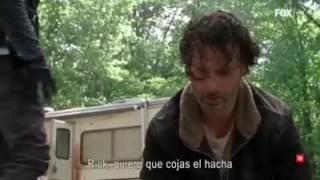 TWD negan obliga a Rick a cortar la mano de Carl