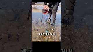 얼음 밑에 빠진 안경... 그 안에 숨겨진 비밀은?