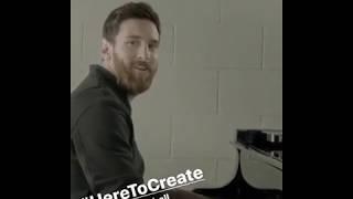 Messi tocando el himno de la Champions League