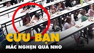 Cậu bé cứu bạn mắc nghẹn quả nho, bất ngờ cách ứng cứu đơn giản mà hiệu quả