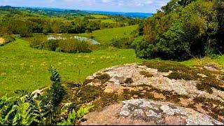 ESSE SÍTIO PARECE UM PARAÍSO CONSTRUIDO NAS MONTANHAS